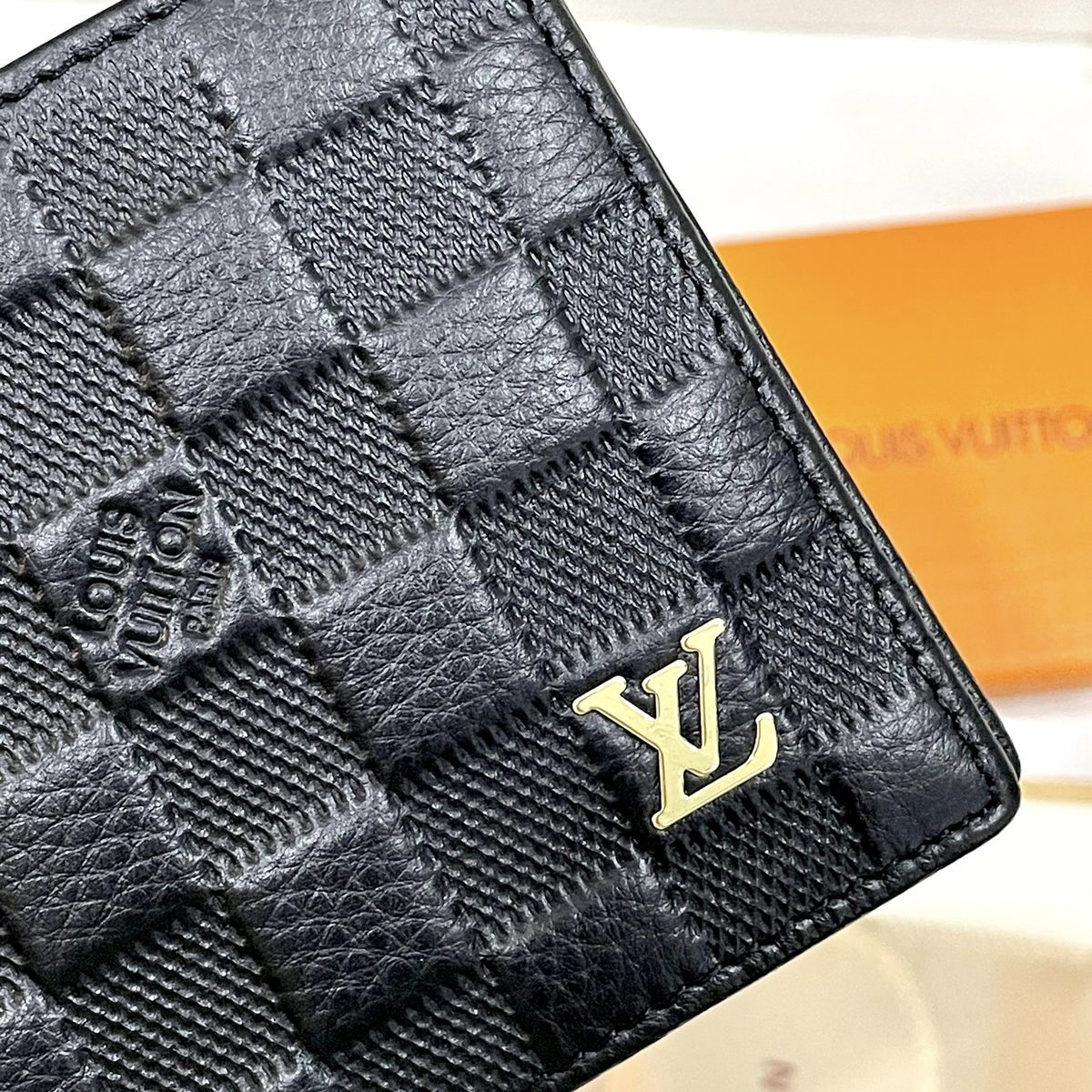 ac9d8ebd-5f5c-42cb-96b4-92c05a053298 Louis Vuitton Black Grid Men's Wallet