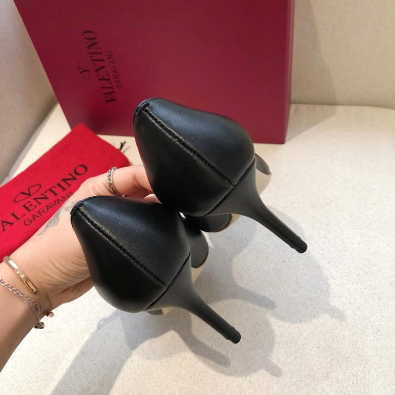 Valentino Garavani Vlogo Plaque Pointed Toe Pump