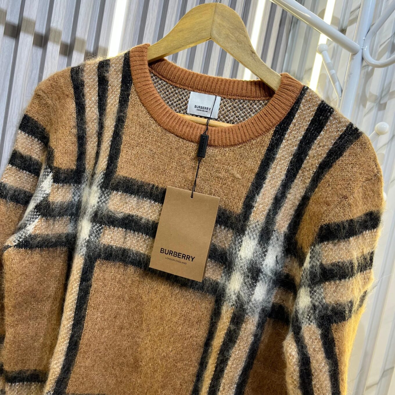 WhatsApp Image 2024-10-22 at 1.12.34 AM (2) Burberry Signature Men’s Sweater
