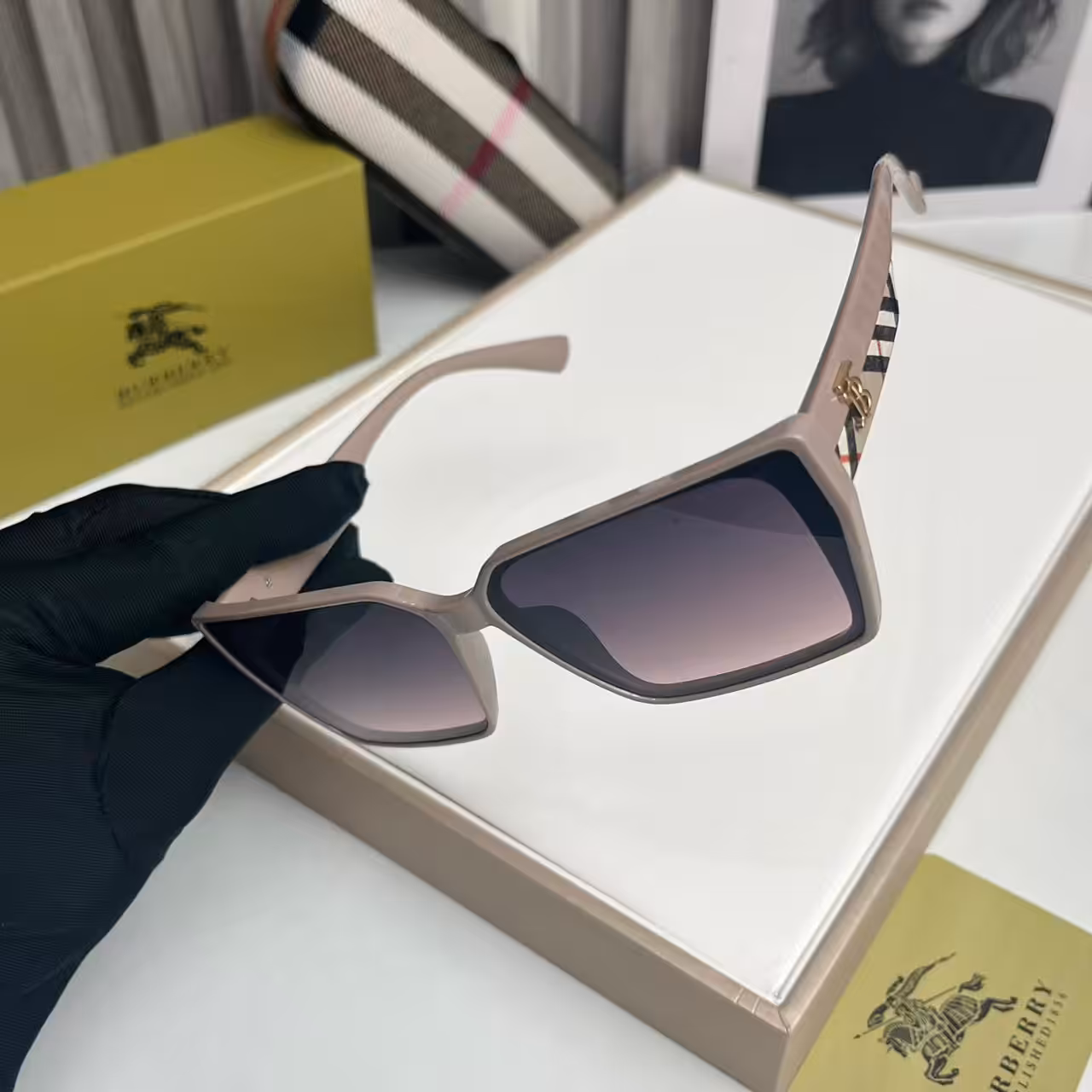 WhatsApp Image 2025-11-13 at 15.12.21 (1) Burberry Square Gradient Sunglasses Nude Beige Frame with Gold Logo and Signature Stripe Arms
