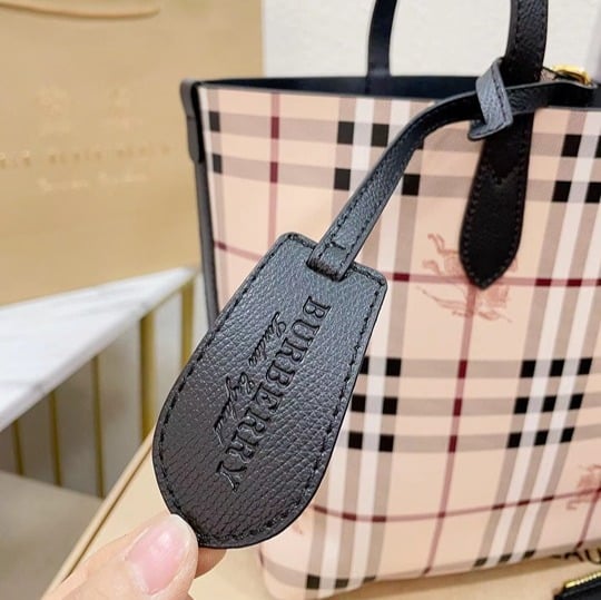 6e6501dc-8e41-41ec-95c7-06dadbfcc963 Burberry Black Reversible Tote