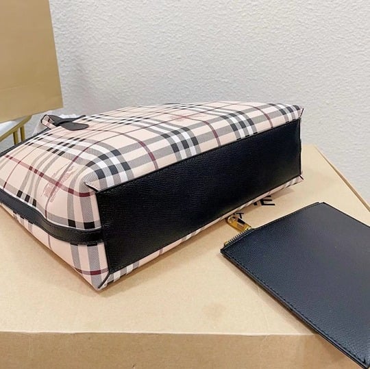 9664b9d6-7fcb-49f3-b487-4c2fce5ef6a2 Burberry Black Reversible Tote