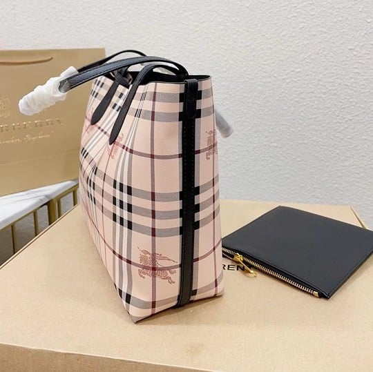 f0004099-1825-459b-b023-06d52bb55c41 Burberry Black Reversible Tote